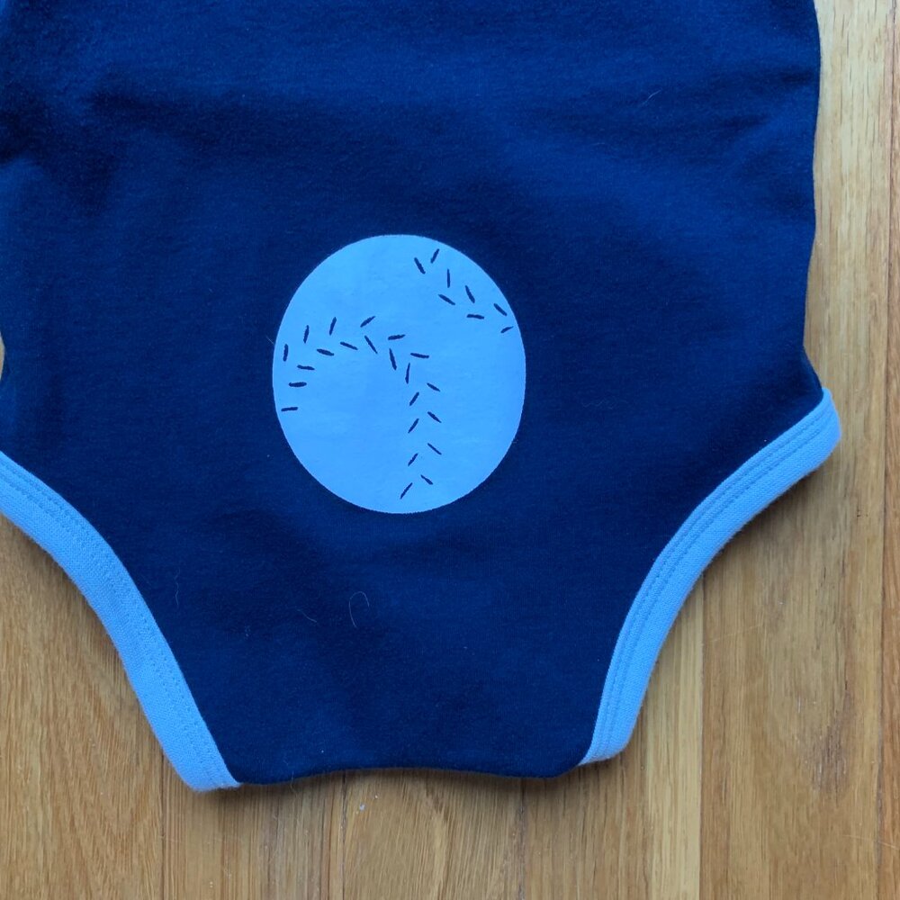 NWT Yankees 3-Piece Onesie Set 12 months Bib and Booties - Picture 10 of 13